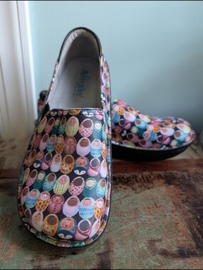 Alegria Debra Fresh Baked women's Nurse clogs in size 39 or 8.5 Baby  Penguin